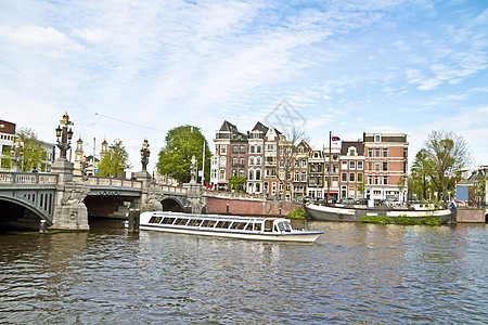 在荷兰阿姆斯特丹的阿姆斯特尔特河上观光图片
