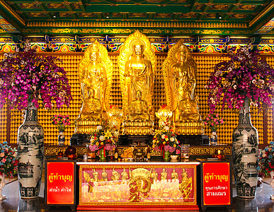 三佛在中国的泰国寺庙里文化历史游客精神历史性祷告吸引力纪念碑旅游地标图片
