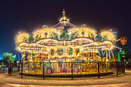 夜间的旋转木马速度花园娱乐游乐场乐趣背景