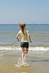 年轻妇女在水中奔流图片