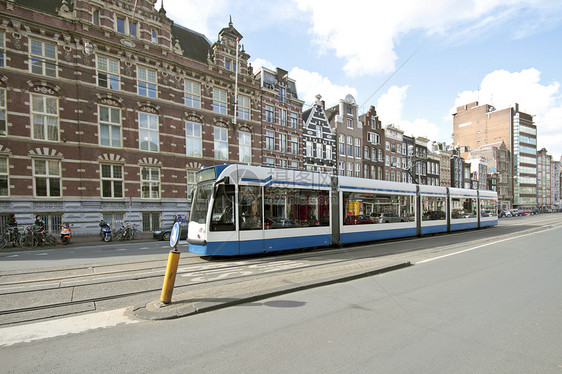 在荷兰阿姆斯特丹市中心驾驶的电车图片