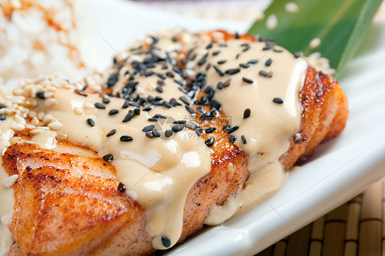 有大米和奶油酱的三文马哈鱼海鲜沙拉盘子食物午餐香肠蔬菜美食炙烤烹饪图片