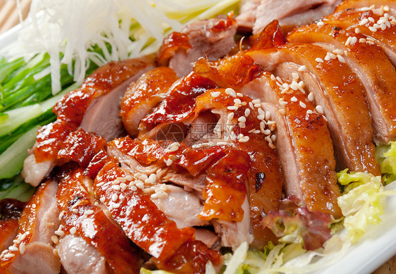 烤鸭 中式香料菜肴红色家禽炙烤鸭子皮肤洋葱美食主菜图片
