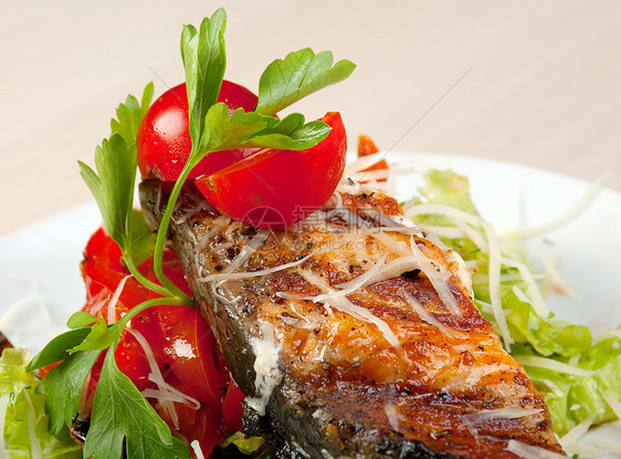 灰鲑鱼牛排牛扒沙拉香气食物烹饪烧烤海鲜蔬菜香肠炙烤图片