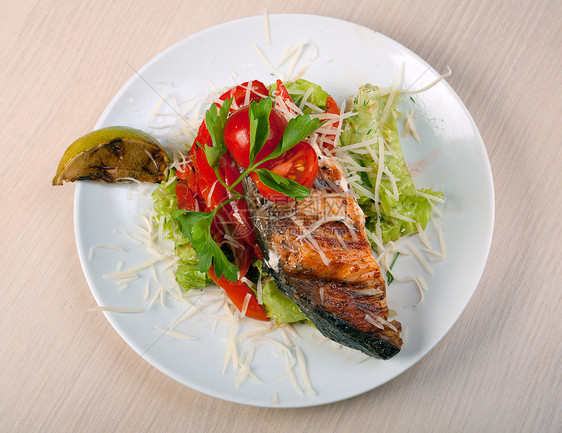 灰鲑鱼牛排烹饪沙拉盘子香气香肠蔬菜午餐烧烤食物牛扒图片