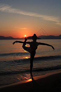 海滩上舞女的背影旅行女性天空蓝色黑色衣服女孩舞蹈帽子姿势图片