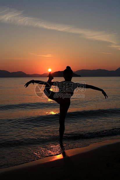 海滩上舞女的背影旅行女性天空蓝色黑色衣服女孩舞蹈帽子姿势图片