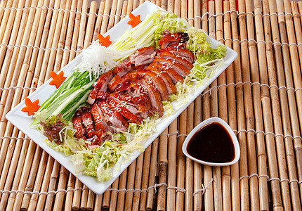 烤鸭 中式菜肴美食主菜红色香料炙烤鸭子皮肤烹饪洋葱图片