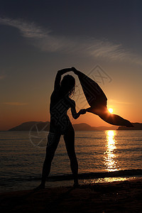海滩上一个女孩的背影跑步女士跳跃蓝色舞蹈天空太阳毛巾女孩舞蹈家图片