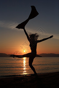 海滩上一个女孩的背影毛巾天空蓝色女性跑步舞蹈家太阳女士舞蹈跳跃图片