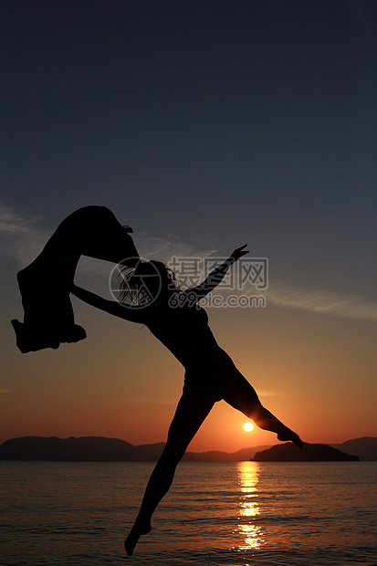 海滩上一个女孩的背影天空舞蹈家女性女孩跑步太阳毛巾跳跃女士蓝色图片