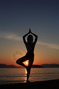海滩上一个女孩的背影娱乐跑步舞蹈蓝色女士跳跃女性瑜伽太阳女孩图片