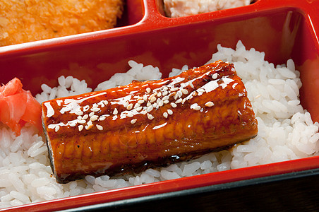 日本本托午餐牛肉蔬菜鳗鱼美食盘子辣椒餐厅宏观胡椒托盘图片