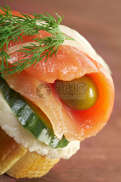 含有熏鲑鱼的甘蔗点心午餐橙子胡椒小吃黄瓜面包美食摄影食物图片