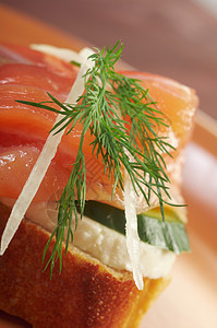 含有熏鲑鱼的甘蔗小吃面包熏制点心胡椒摄影美食食物午餐橙子图片