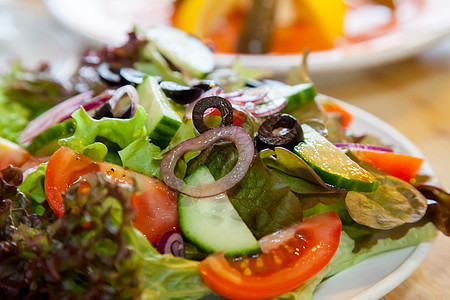 希腊沙拉胡椒盘子生菜餐巾黄瓜起动机食物洋葱美食绿色图片