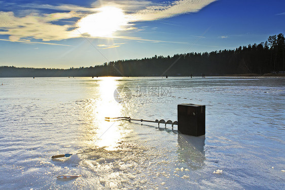 湖边的冬季捕鱼图片