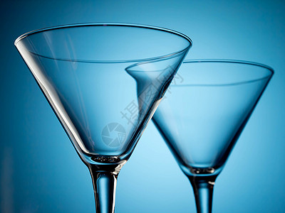 两杯白色反射玻璃蓝色调子背景图片