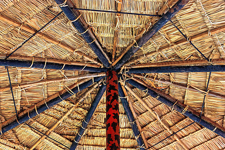 被吊住的屋顶茅草房子乡村家乡木头棕榈稻草热带庇护所屋顶图片