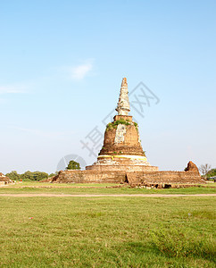 Ayutthaya历史公园被毁坏的古老古寺庙中的古塔精神历史性雕塑宗教建筑学天空旅行王国信仰纪念碑图片
