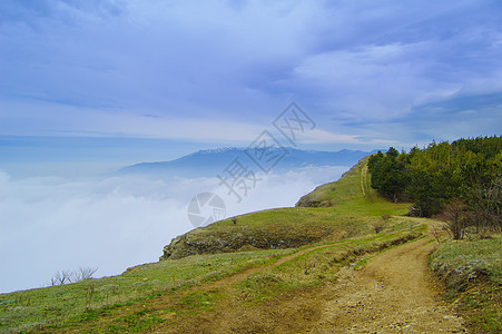 美丽的低云高山风景Name森林木头岩石草地日落环境全景天空阳光旅游图片