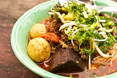 木材背景的亚洲面条猪肉盘子午餐异国食物美食情调面包腌料胡椒图片