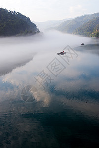 河流景观森林薄雾旅行山脉渔夫反射地形场景阴霾跑步图片
