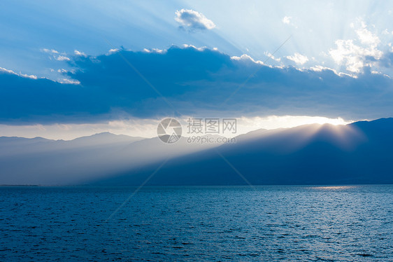 日落湖光束日落风景射线阳光蓝色旅游旅行假期天空图片