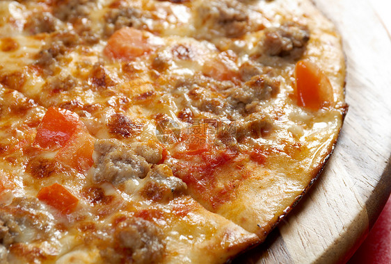 家自做的比萨披萨餐厅食物圆形脆皮圆圈育肥地蜂碎肉小吃午餐图片