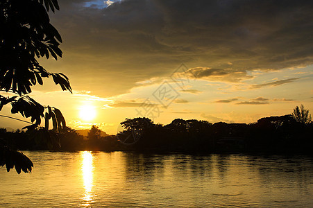 河上日落太阳鸭子城市建筑场景芦苇公园反射海洋蓝色图片