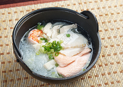 中国传统海鲜面面粉汤胡椒蔬菜食谱美食对虾香葱食物拉面叶子面条图片