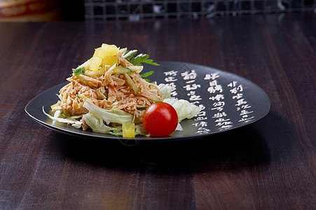日本沙拉加熏鸡沙拉蔬菜美食洋葱熏制紫色黄瓜盘子用餐香菜图片