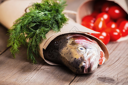新鲜鲑鱼加绿菜和西红柿图片