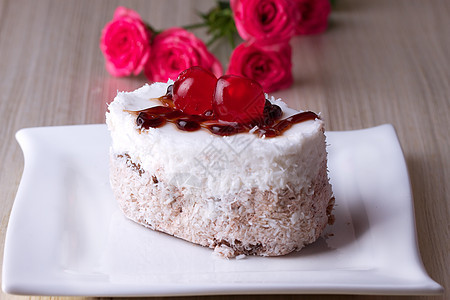 配樱桃的喜庆蛋糕花束口香糖磨砂盘子甜点玫瑰椰子奢华糖浆蛋糕架图片