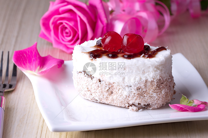 配樱桃的喜庆蛋糕甜点杯子美食食物花瓣婚礼糖浆蛋糕架花束派对图片