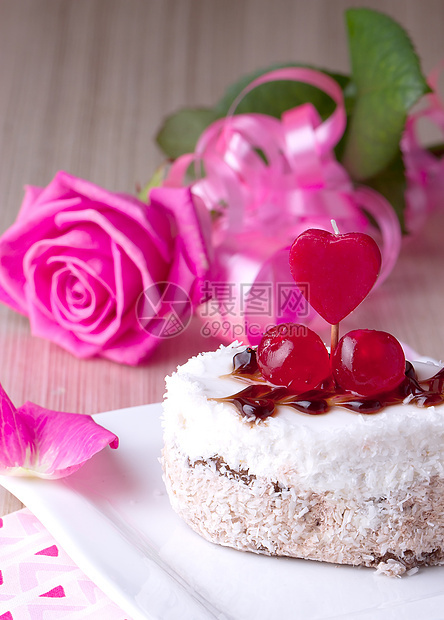 配樱桃的喜庆蛋糕椰子食物杯子花束玫瑰花瓣美食磨砂糖艺盘子图片