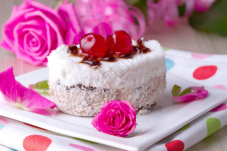 配樱桃的喜庆蛋糕糖艺糖浆奢华花瓣椰子美食甜点磨砂花束玫瑰图片