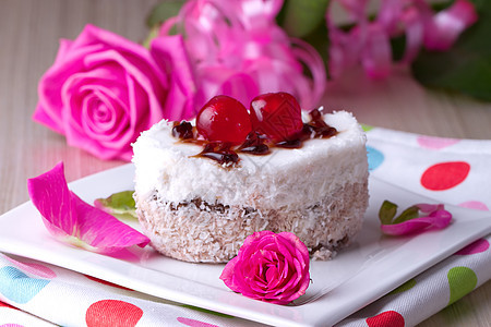 配樱桃的喜庆蛋糕椰子美食食物派对花瓣口香糖婚礼蛋糕架糖艺甜点图片