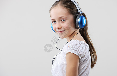 戴耳机的年轻女孩童年水平女性音乐乐趣小姑娘孩子背景图片