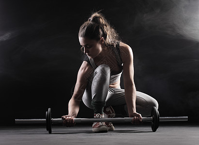 女性健体者杠铃休闲服装健身房运动员重量专注教练女子运动图片