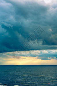 笼罩在海面的黑云地平线天空风暴支撑环境天气海啸空气海洋天堂图片