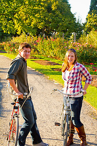 有自行车的夫妇家庭夫妻自行车道女士踪迹小路男人图片
