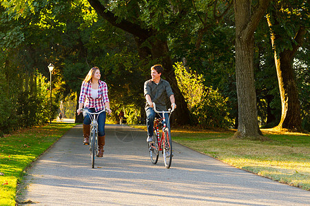 有自行车的夫妇娱乐踪迹家庭骑术乐趣水平夫妻小路女士幸福图片