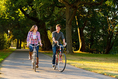 有自行车的夫妇男人女士小路夫妻家庭娱乐自行车道水平乐趣骑术图片
