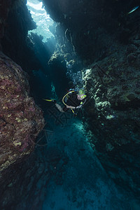 山洞和红海的潜水员高清图片