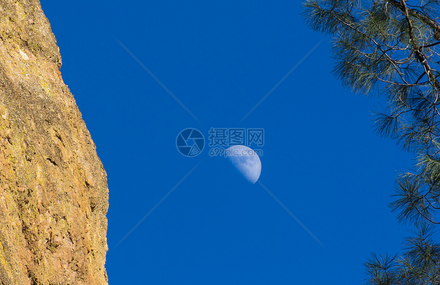 卡利佛省Pinnacles国家纪念碑新月月月月和松松岩石蓝色地质色彩悬崖火山岩螺旋形山脉月亮裂缝图片