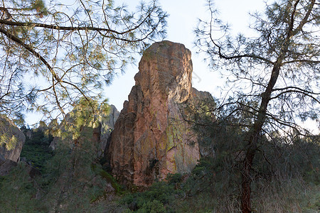 美国加利福尼亚州Pinnacles国家纪念碑构造悬崖戏剧性地质岩石螺旋形山脉火山岩色彩编队图片