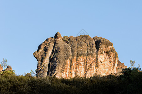 美国加利福尼亚州Pinnacles国家纪念碑色彩悬崖编队峡谷岩石裂缝火山岩地质山脉构造图片