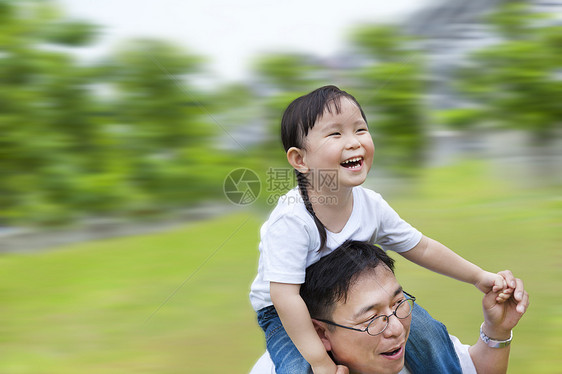 幸福的家庭男人带着女儿在肩上奔跑图片