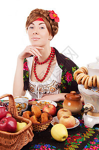 拥有传统食物的俄罗斯妇女图片